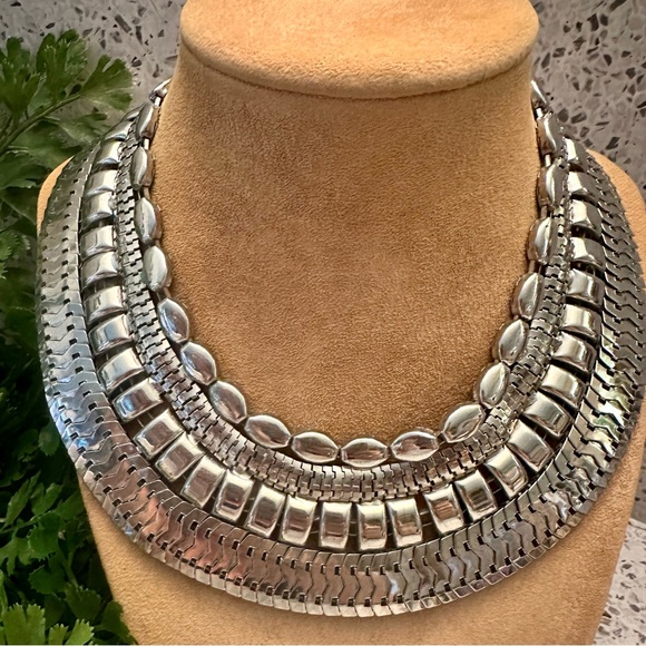 Silver tone wide collar necklace - Picture 2 of 5